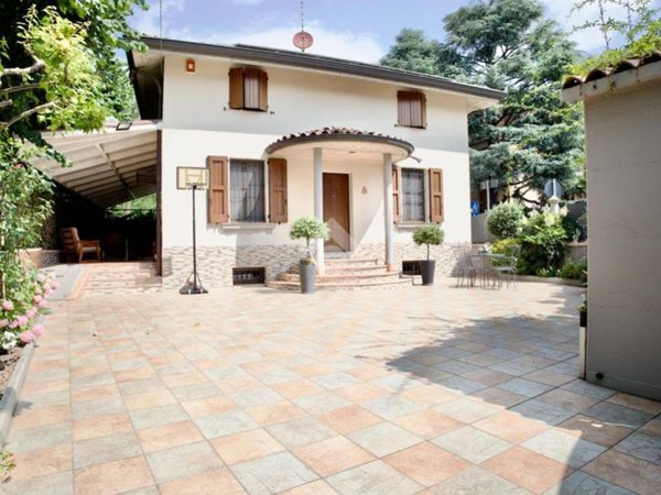 casa indipendente in vendita a Reggio nell'Emilia in zona Città Storica
