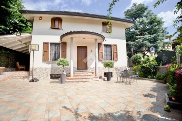 casa indipendente in vendita a Reggio nell'Emilia in zona Città Storica