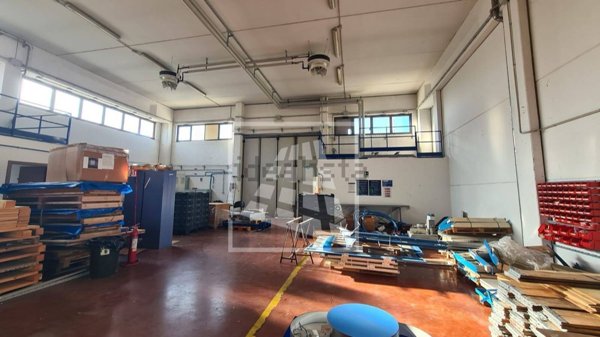 locale commerciale in vendita a Reggio nell'Emilia in zona Ospizio