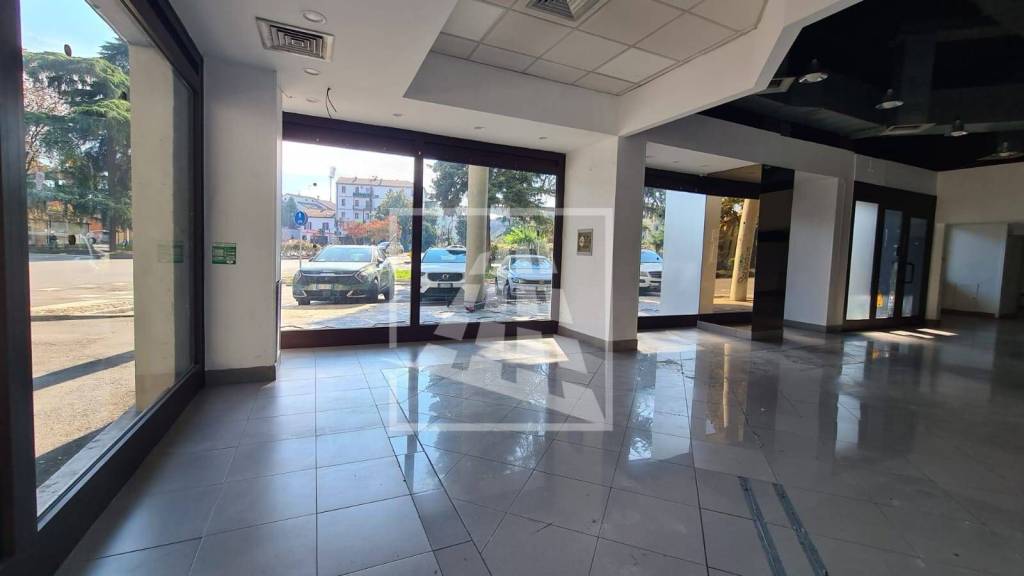 negozio in vendita a Reggio nell'Emilia in zona Città Storica