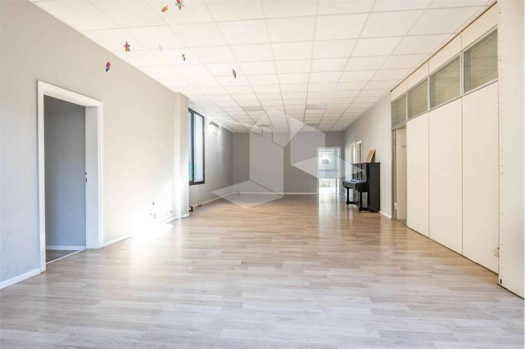 ufficio in vendita a Reggio nell'Emilia in zona Carrozzone