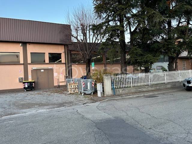 locale commerciale in vendita a Reggio nell'Emilia in zona Carrozzone