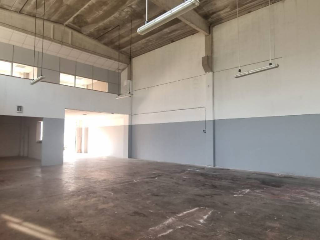 locale commerciale in vendita a Reggio nell'Emilia in zona Mancasale