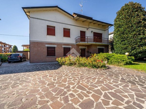 casa indipendente in vendita a Reggio nell'Emilia