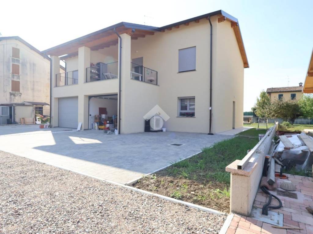 casa indipendente in vendita a Reggio nell'Emilia