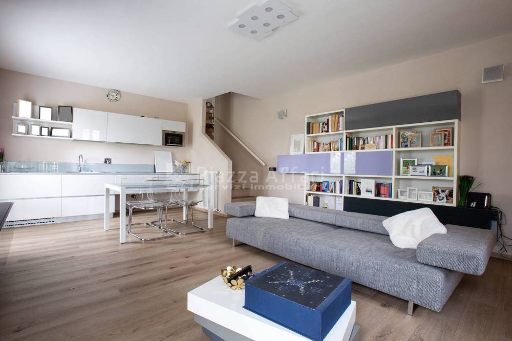 casa indipendente in vendita a Reggio nell'Emilia in zona Cavazzoli