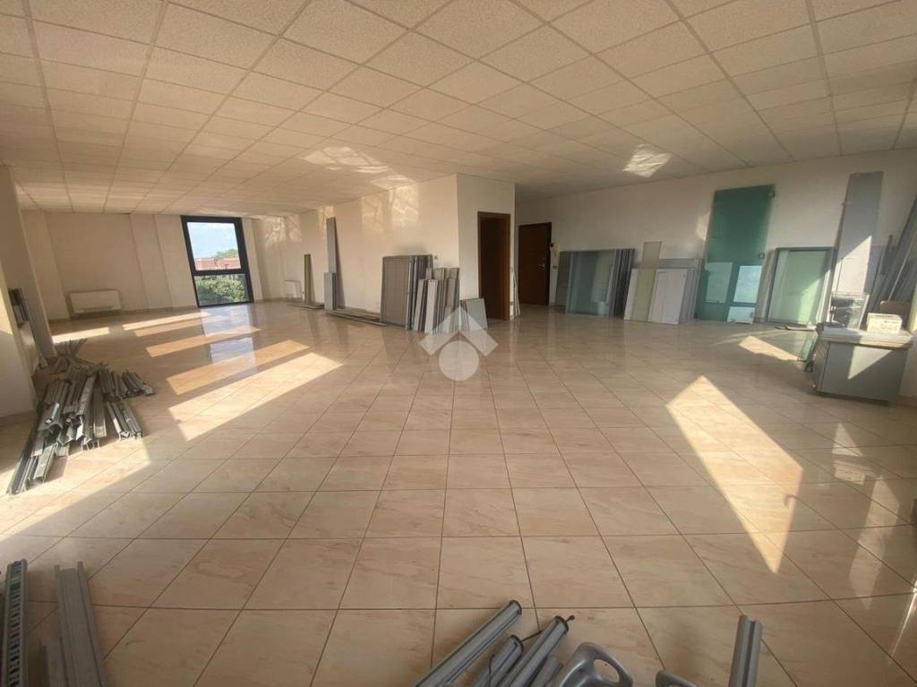 ufficio in vendita a Reggio nell'Emilia in zona Tribunale