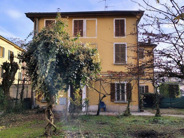 casa indipendente in vendita a Reggio nell'Emilia in zona Città Storica