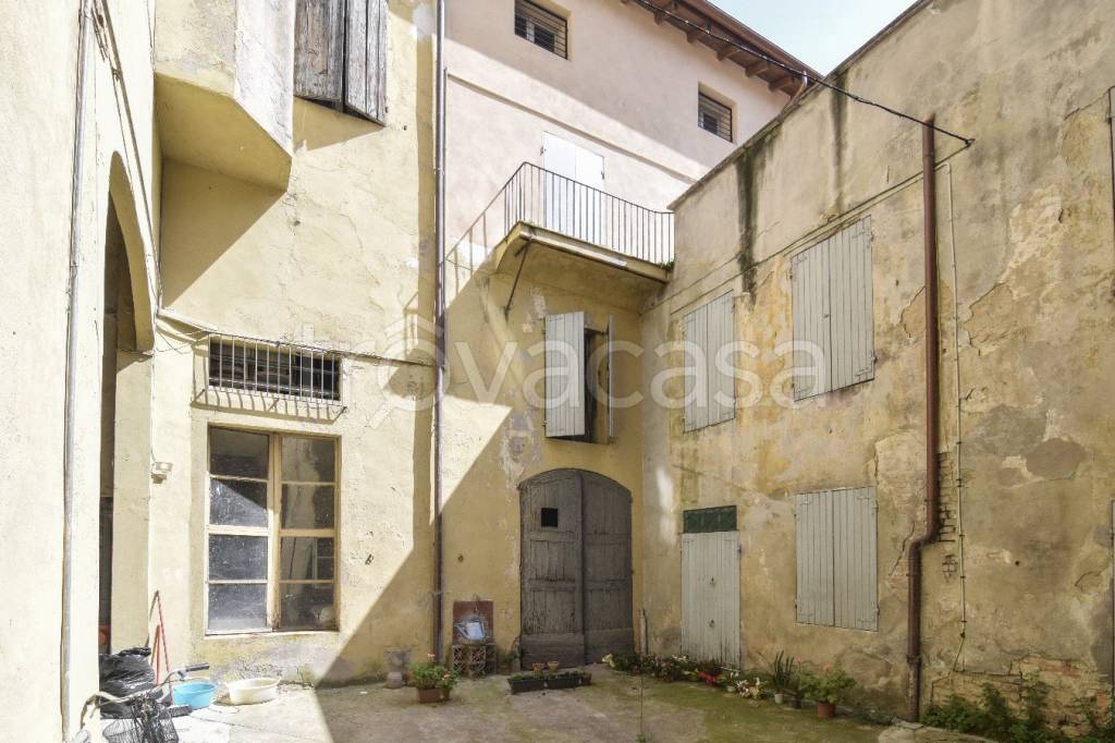 appartamento in vendita a Reggio nell'Emilia in zona Città Storica