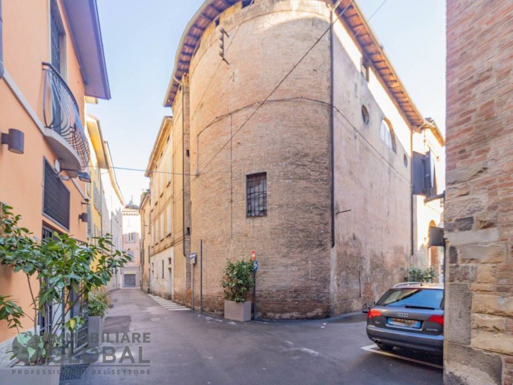 casa indipendente in vendita a Reggio nell'Emilia in zona Città Storica