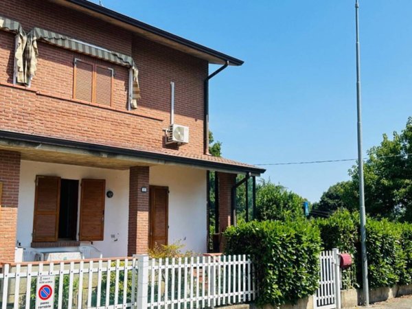 casa indipendente in vendita a Reggio nell'Emilia in zona Città Storica