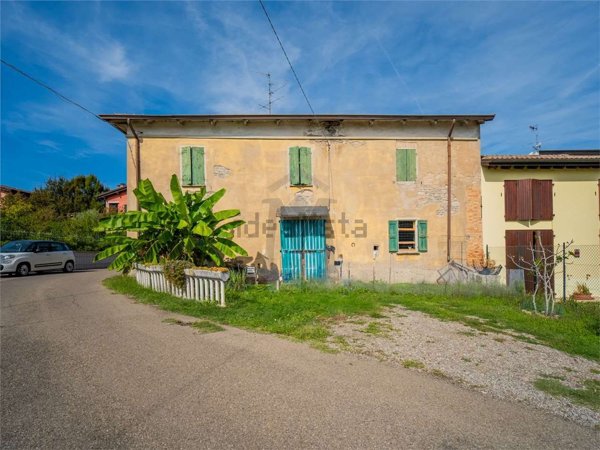 casa indipendente in vendita a Reggio nell'Emilia in zona Codemondo