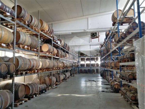 locale commerciale in vendita a Reggio nell'Emilia