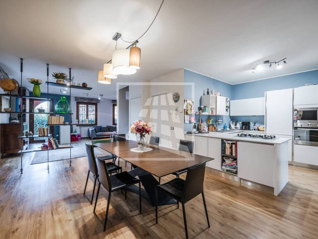 casa indipendente a Reggio nell'Emilia in zona Compagnoni / Migliolungo