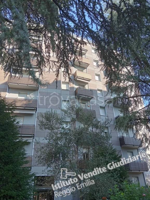 appartamento in vendita a Reggio nell'Emilia in zona Tribunale