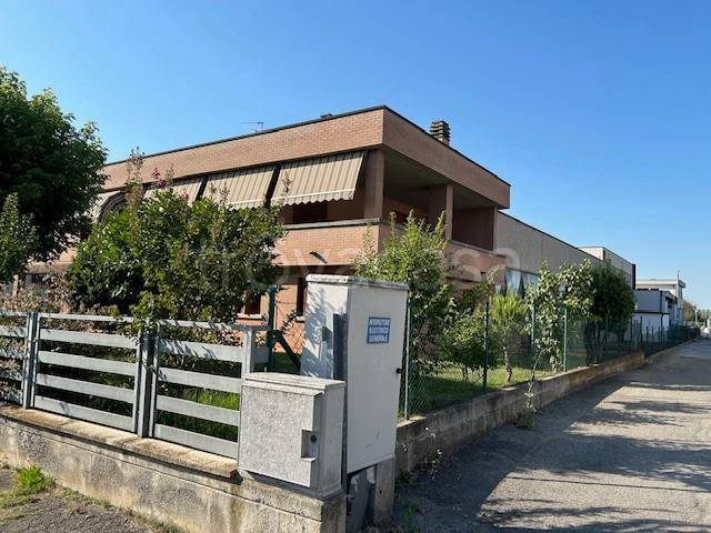 casa indipendente in vendita a Reggio nell'Emilia in zona Pieve Modolena