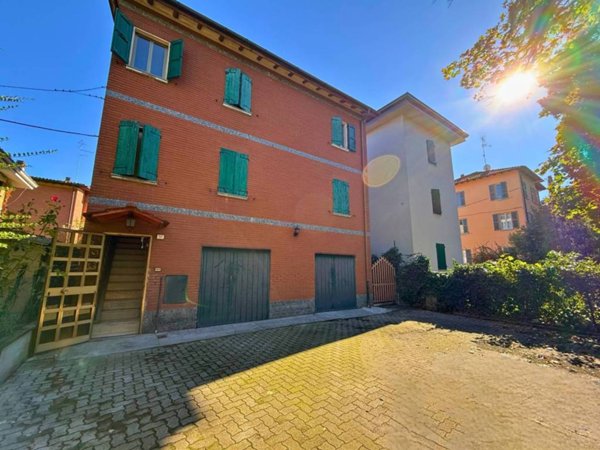casa indipendente in vendita a Reggio nell'Emilia in zona Città Storica