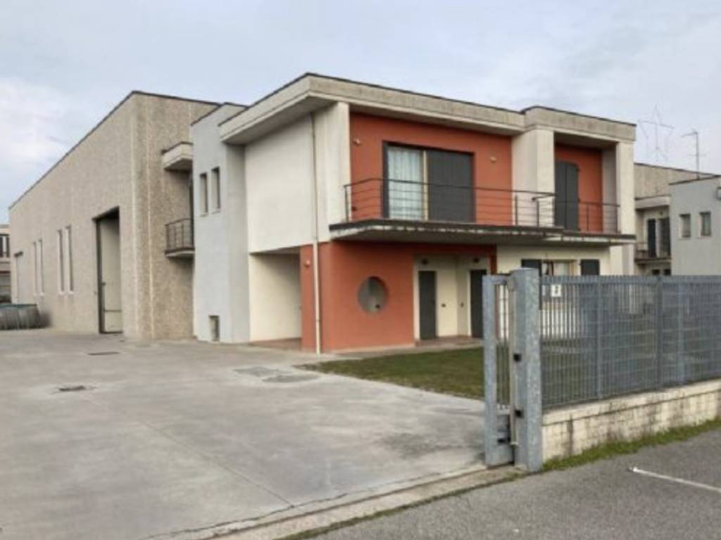 locale commerciale in vendita a Reggio nell'Emilia