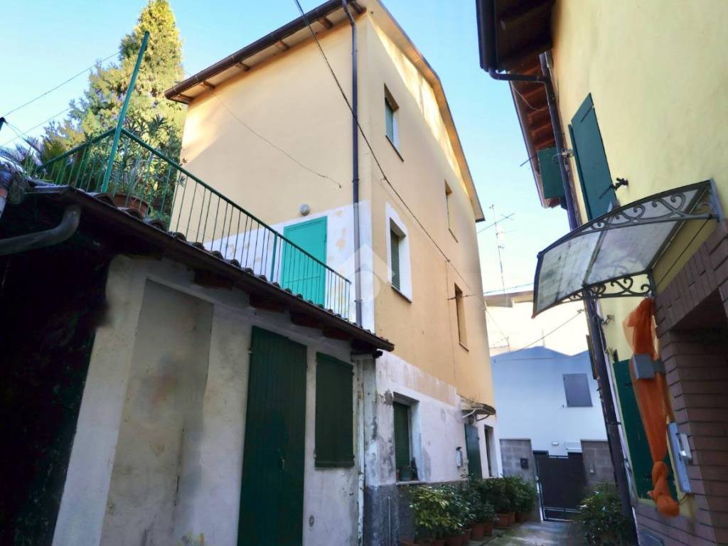 casa indipendente in vendita a Reggio nell'Emilia in zona Sesso