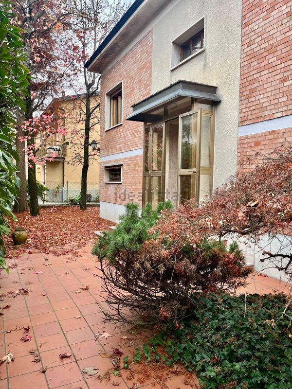 casa indipendente in vendita a Reggio nell'Emilia in zona Belvedere