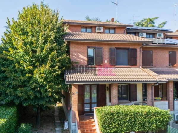 casa indipendente in vendita a Reggio nell'Emilia in zona Baragalla