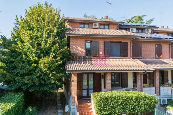 casa indipendente in vendita a Reggio nell'Emilia in zona Baragalla