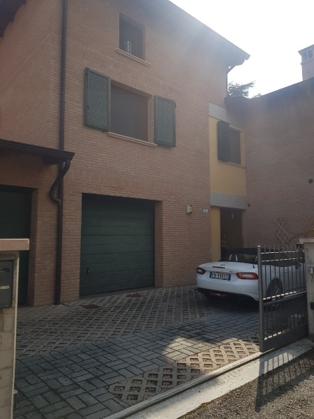 casa indipendente a Reggio nell'Emilia in zona San Pellegrino / Villa Canali