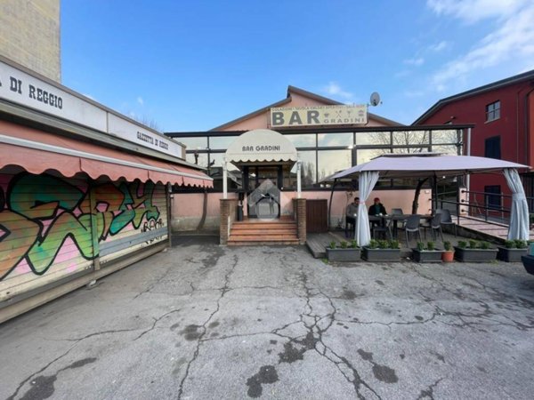negozio in vendita a Reggio nell'Emilia in zona Sesso