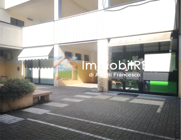 negozio in vendita a Reggio nell'Emilia in zona Carrozzone