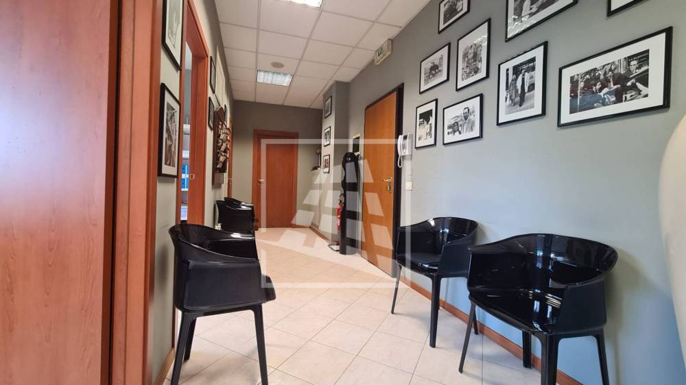 ufficio in vendita a Reggio nell'Emilia in zona Tribunale