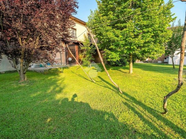 casa indipendente in vendita a Reggio nell'Emilia in zona Pratofontana