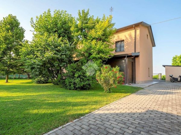 casa indipendente in vendita a Reggio nell'Emilia in zona Pratofontana