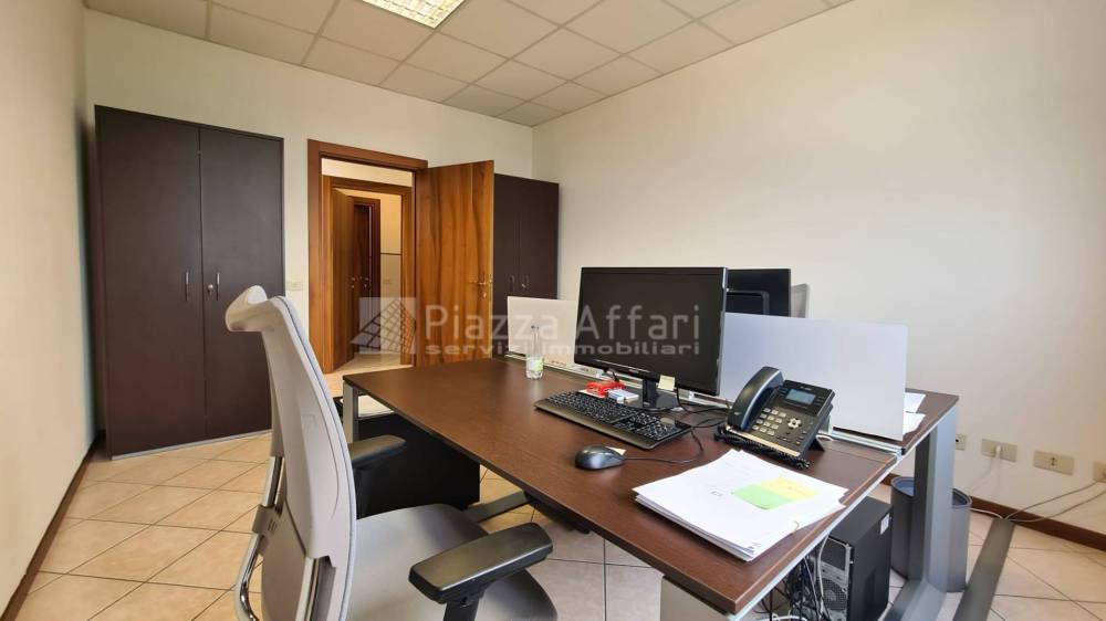 ufficio in vendita a Reggio nell'Emilia in zona Tribunale