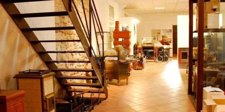 locale commerciale in vendita a Reggio nell'Emilia in zona Santa Croce