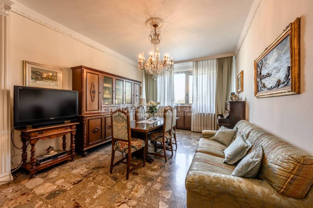 appartamento in vendita a Reggio nell'Emilia in zona Città Storica