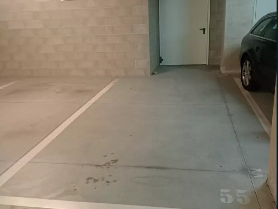 locale di sgombero in vendita a Reggio nell'Emilia in zona Tribunale