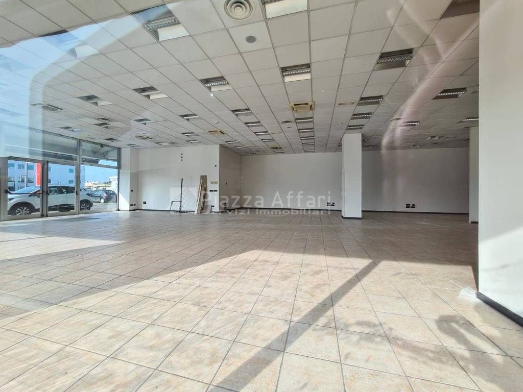 negozio in vendita a Reggio nell'Emilia in zona Codemondo