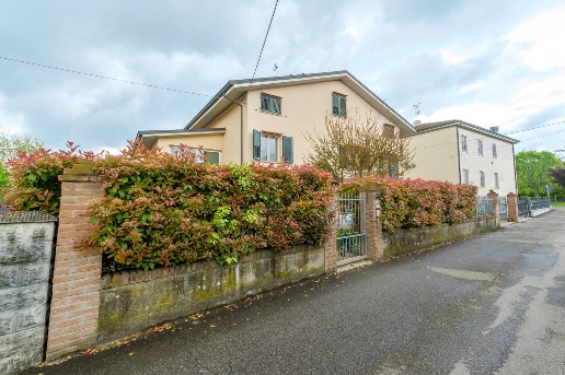 casa indipendente in vendita a Reggio nell'Emilia in zona Gavassa