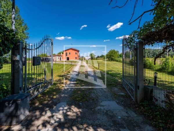 casa indipendente in vendita a Reggio nell'Emilia in zona Cella