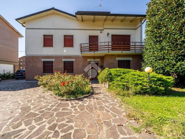 casa indipendente in vendita a Reggio nell'Emilia