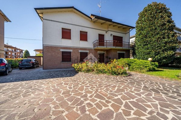 casa indipendente in vendita a Reggio nell'Emilia