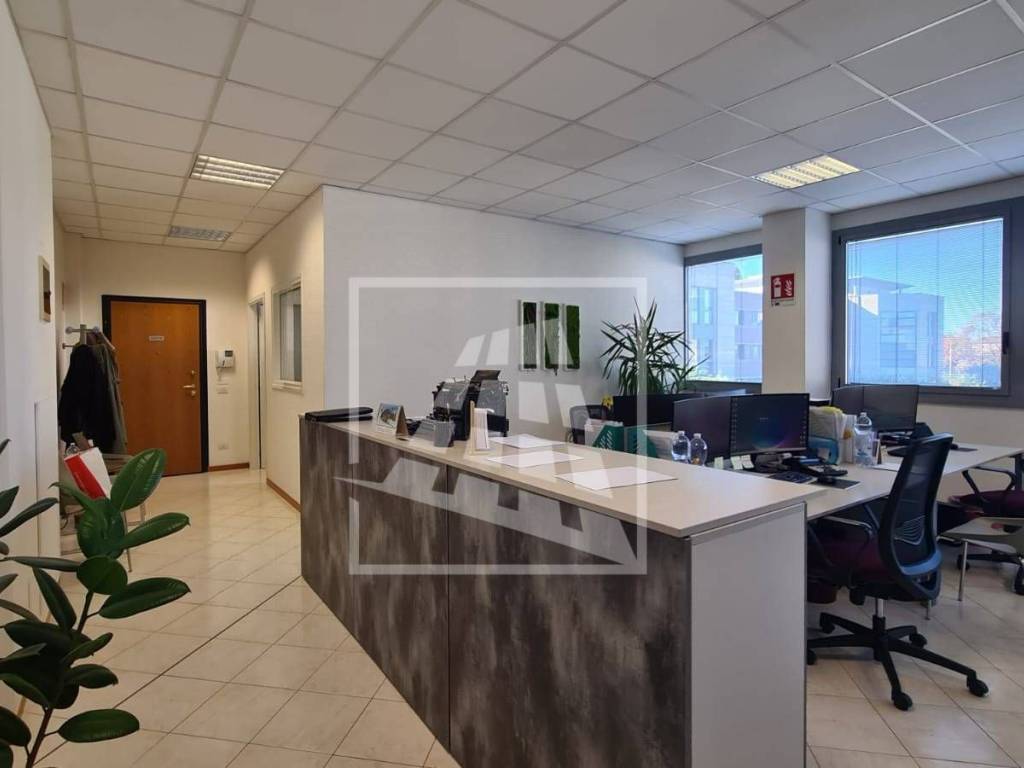 ufficio in vendita a Reggio nell'Emilia in zona Tribunale