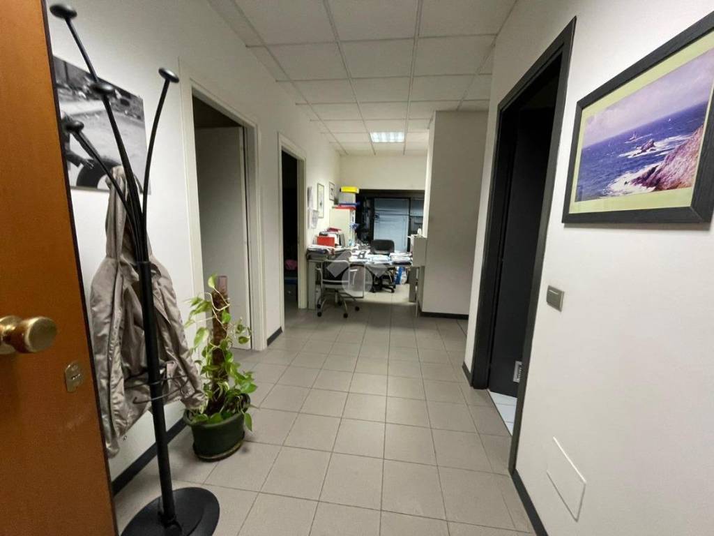 ufficio in vendita a Reggio nell'Emilia in zona Tribunale