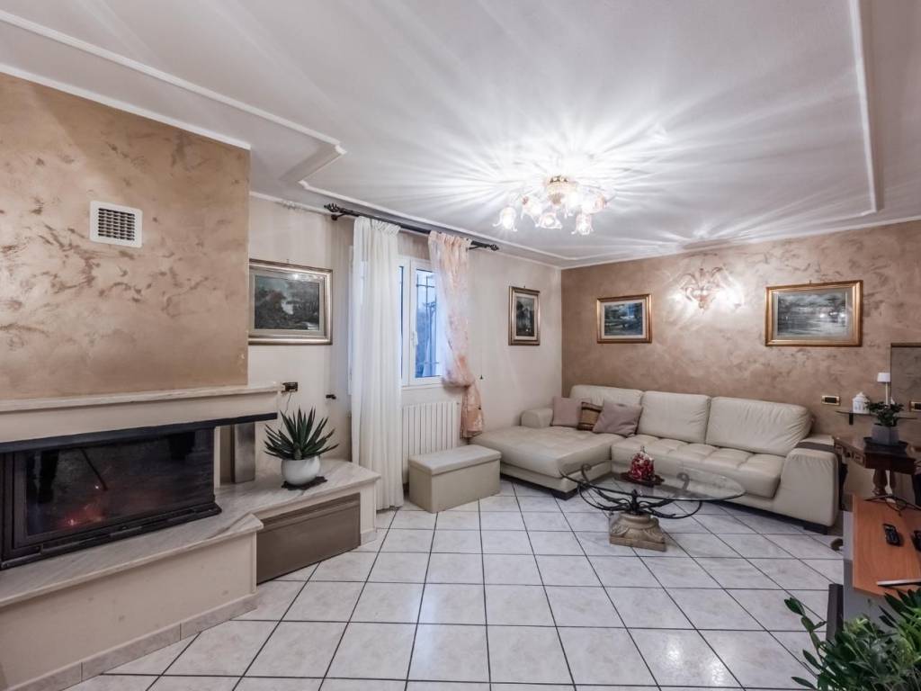 casa indipendente in vendita a Reggio nell'Emilia