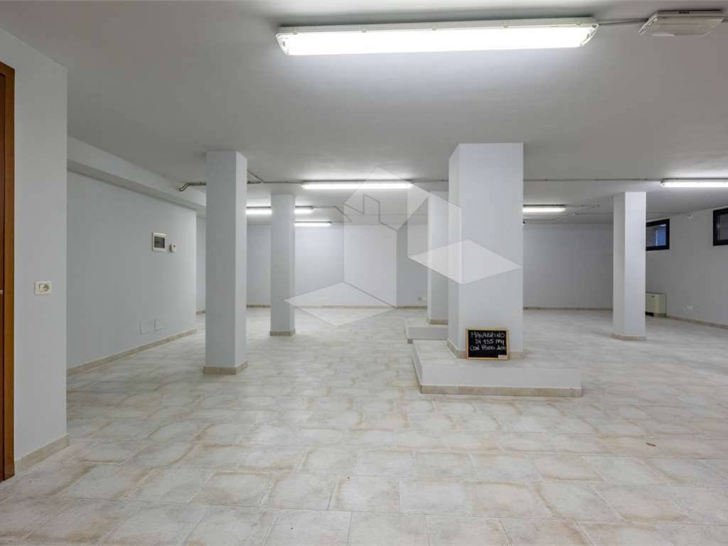 locale commerciale in vendita a Reggio nell'Emilia