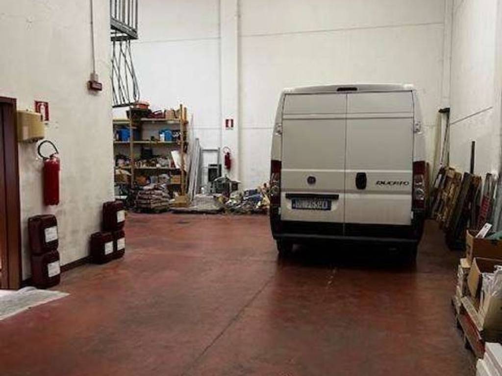 locale commerciale in vendita a Reggio nell'Emilia in zona San Maurizio