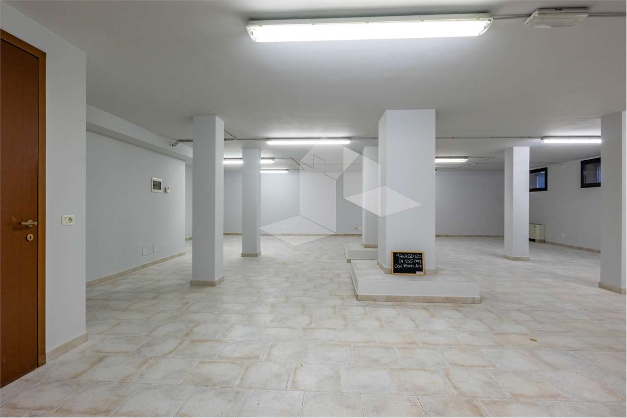 locale di sgombero in vendita a Reggio nell'Emilia in zona Ospizio