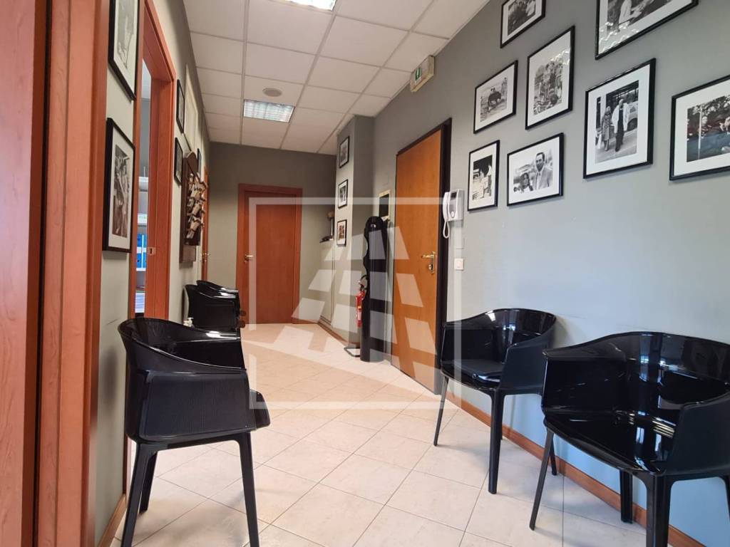 ufficio in vendita a Reggio nell'Emilia in zona Tribunale