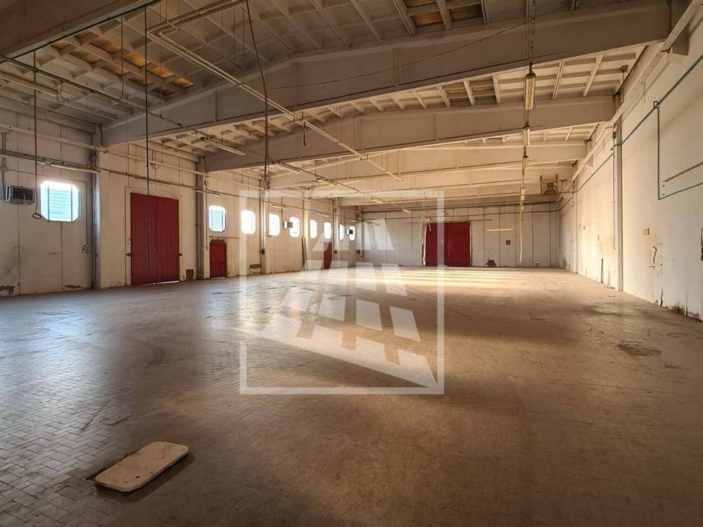 locale commerciale in vendita a Reggio nell'Emilia in zona Mancasale