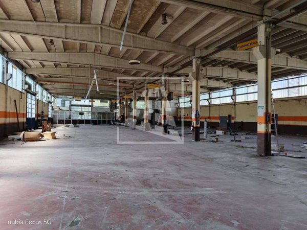 locale commerciale in vendita a Reggio nell'Emilia in zona Carrozzone